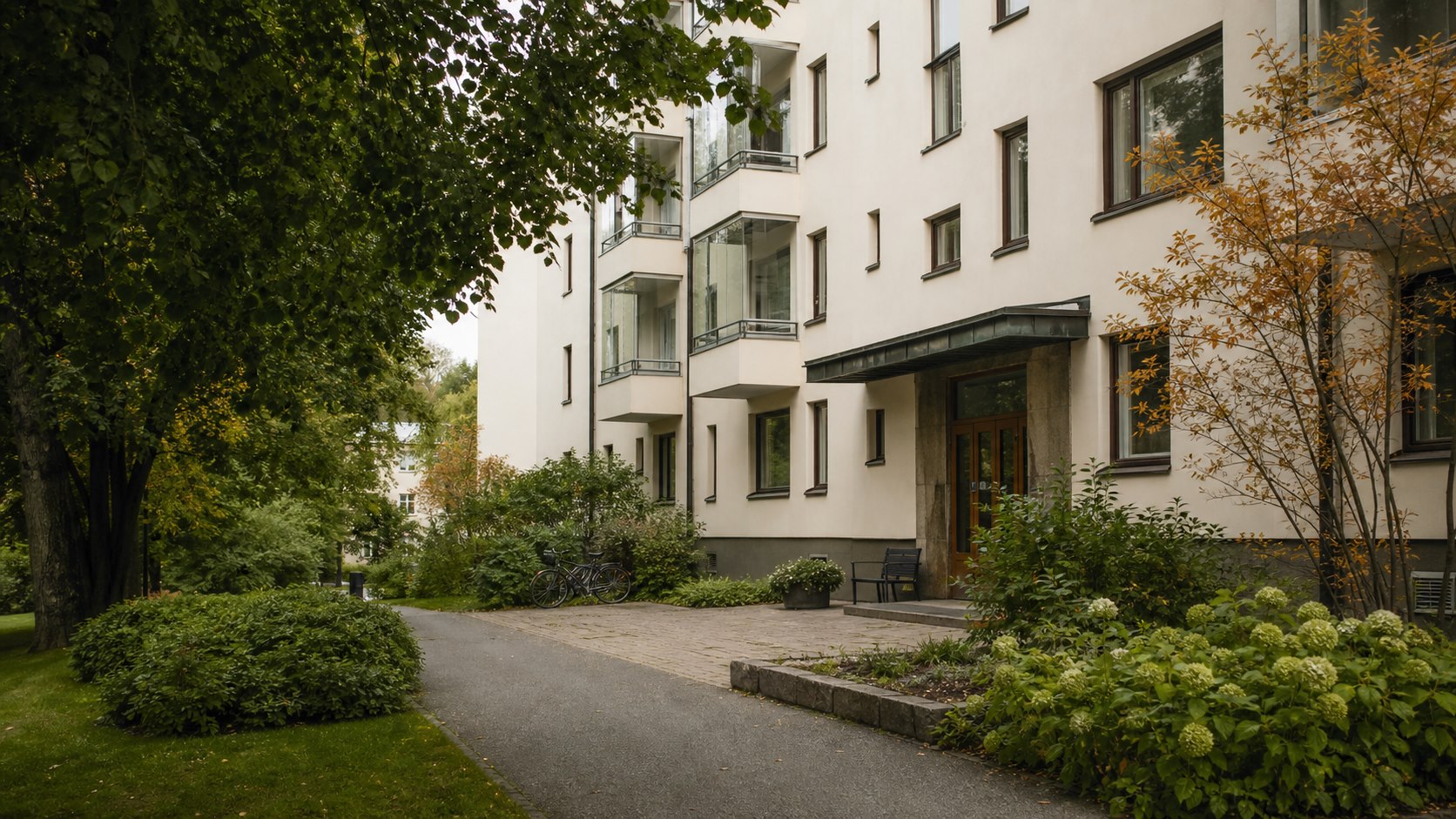 Hyvin hoidettu suomalainen taloyhtiöympäristö